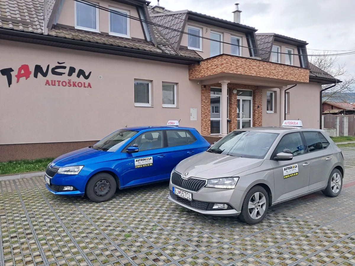 Škoda Fabia autoškoly T pred sídlom na Družstevnej ulici v Bardejove