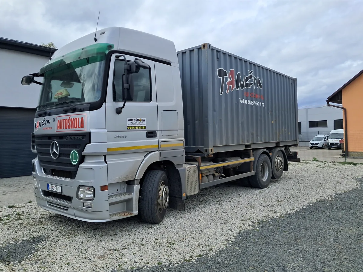 Mercedes-Benz Actros nákladné auto autoškoly T pre kurz skupiny C