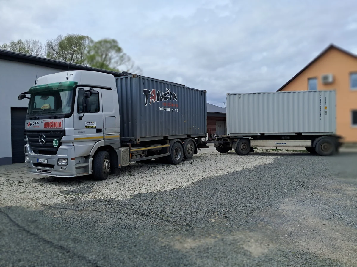 Mercedes-Benz Actros s prívesom autoškoly T pre kurz skupiny CE — jazdná súprava