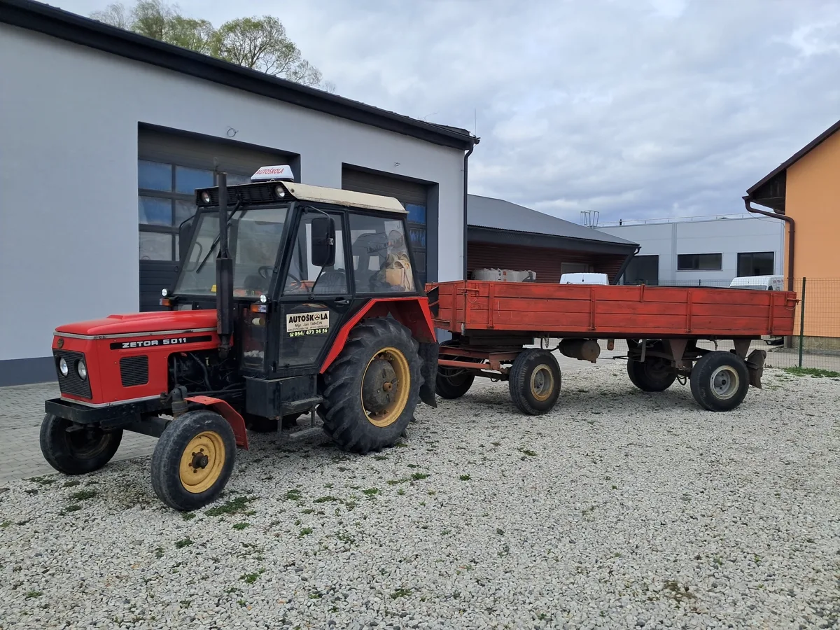 Zetor traktor s prívesom autoškoly T pre kurz skupiny T