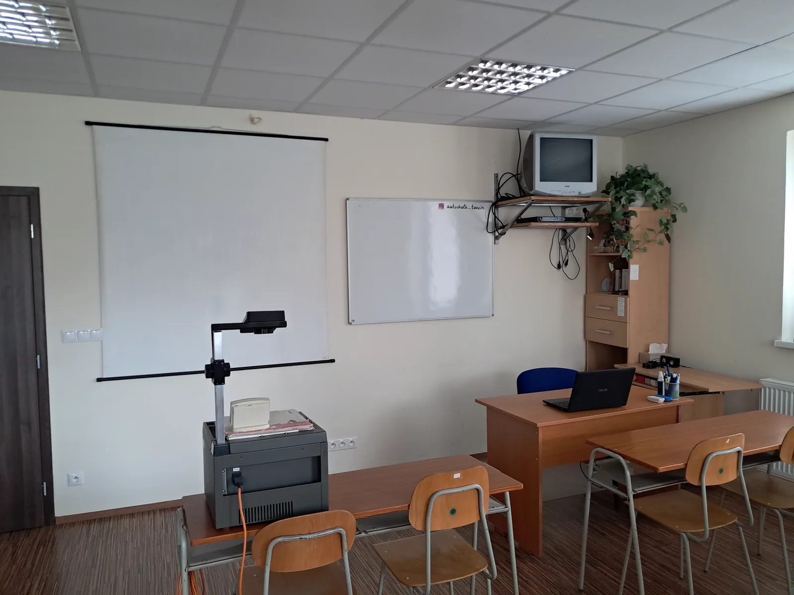 Učebňa autoškoly T s premietacím plátnom a 3D multimediálnymi výukovými materiálmi